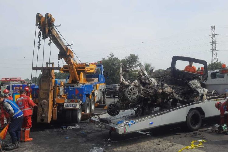 Evakuasi kendaraan yang terlibat kecelakaan di Km 58 jalan tol Jakarta - Cikampek, Senin (8/4/2024).