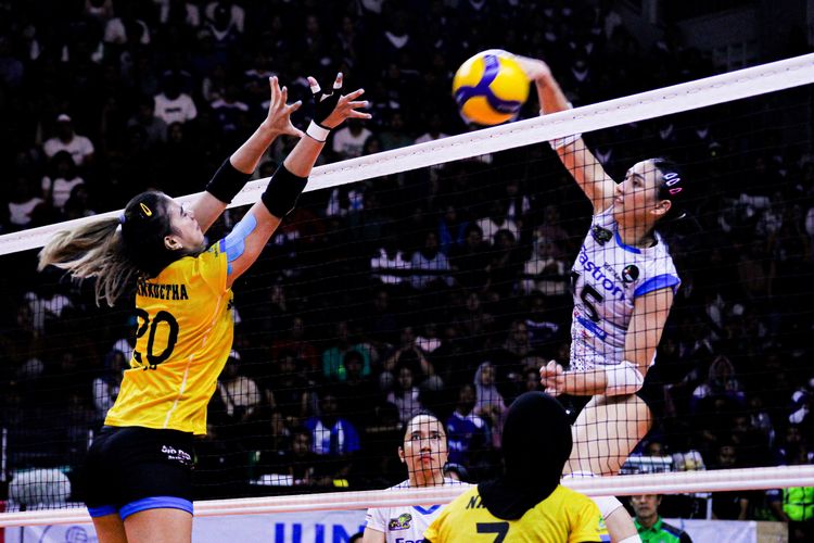 Duel middle blocker Bandung bjb Tandamata, Shella Bernadetta (kiri) dengan middle blocker Jakarta Pertamina Fastron, Yolla Yuliana (kanan), pada laga terakhir final four Proliga 2023 di GOR Sritex Arena, Minggu (12/3/2023). 