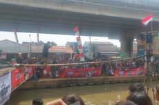 Warga Cipinang Melayu Gelar Lomba Jalan Pinang dan Gebuk Bantal di Atas Kali