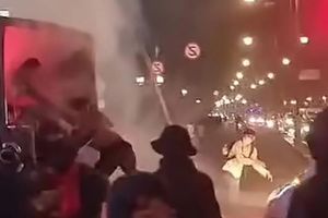 Teka-teki Massa Berpakaian Serba Hitam yang Serang Truk Polisi Saat Demo di Bandung