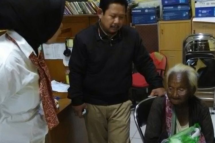 Seorang nenek tua yang dipaksa mengemis diamankan di unit PPA Polrestabes Semarang, Senin (6/3/2017). Video nenek dipaksa mengemis viral di media sosial. 
