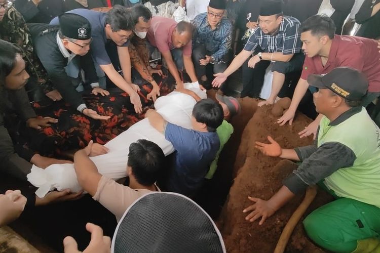 Jenazah Fahmi Idris dimakamkan di TPU Tanah Kusir pada Minggu (22/5/2022). 