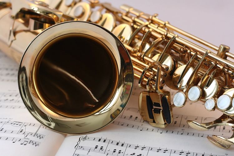 Saksofon adalah sontoh alat musik melodis dalam ensambel musik.