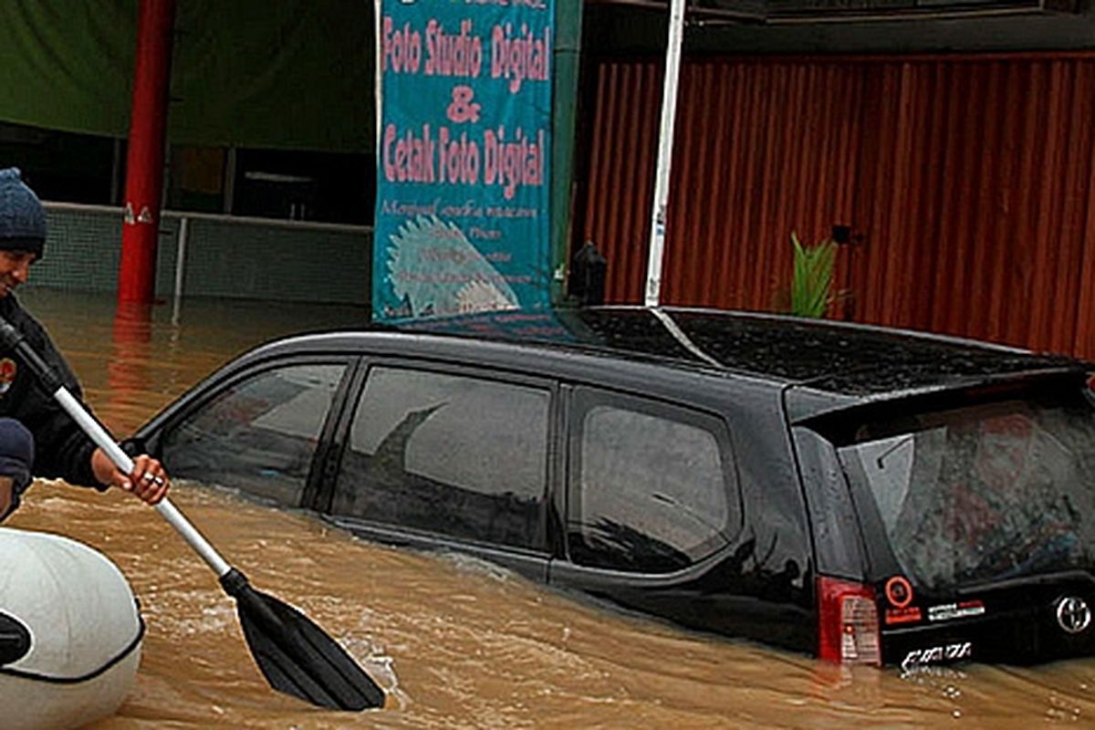 Mobil terendam banjir