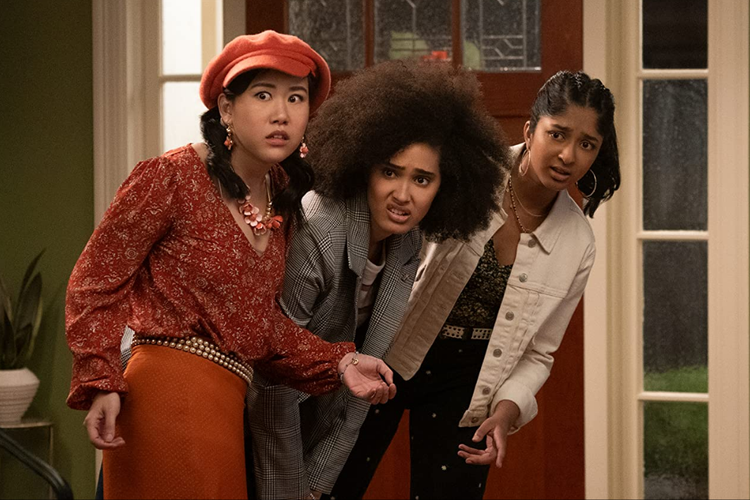 Ramona Young, Lee Rodriguez, dan Maitreyi Ramakrishnan dalam serial drama komedi Never Have I Ever (2020).