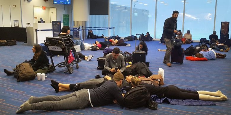 Penumpang menunggu penerbangan yang ditunda di terminal lima, Bandara Internasional John F. Kennedy, di wilayah Queens di New York City, Kamis (4/1/2018). (AFP/Rebecca Butala How)