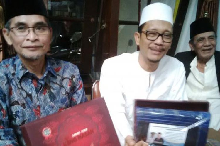 Hasan Aminudin (tengah) bersosialisasi lewat produk Sarung, Minggu (19/6/2016).