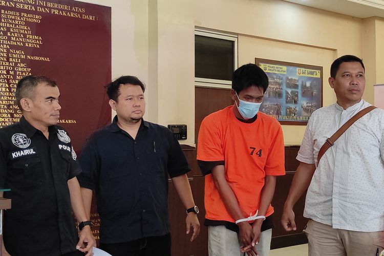 Pria berinisial RF alias B (kedua dari kanan), pelaku penganiayaan anggota TNI AL, saat diamankan Polres Metro Jakarta Selatan, Jumat (24/3/2023). 
