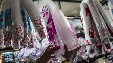 Buka-Tutup Selat Hormuz, Kapan Harga Plastik Bisa Turun?