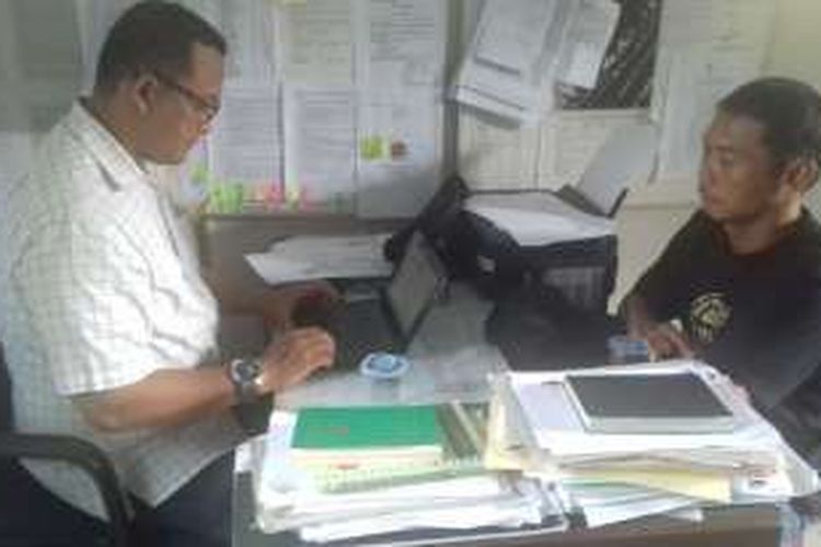 Agustamin (kanan) saat menjalani pemeriksaan petugas di Kantor BKSDA Kalbar terkait penjualan telur penyu yang dilakukannya (29/7/2016)