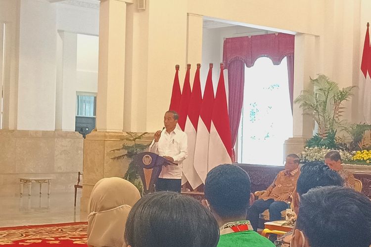 Presiden Joko Widodo saat memberikan sambutan pada peluncuran Sensus Pertanian 2023 di Istana Negara, Jakarta, Senin (15/5/2023).