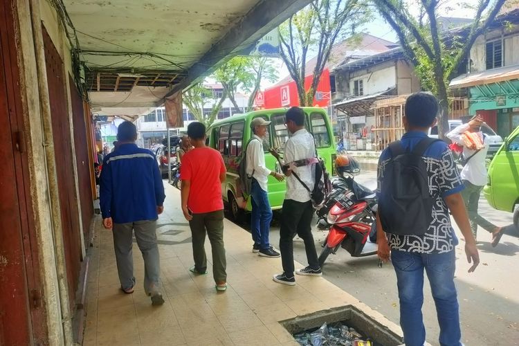 Sejumlah warga panik dan berhamburan di kawasan Jalan Sam Ratulangi Ambon setelah merasakan getaran gempa, Jumat siang (11/11/2022)
