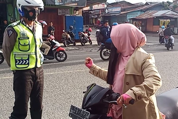 Video viral seorang personil Satlantas Bener Meriah, Aceh menghadapi perempuan yang marah ketika ditegur karena tidak mengenakan helm, Rabu (25/11/2020).