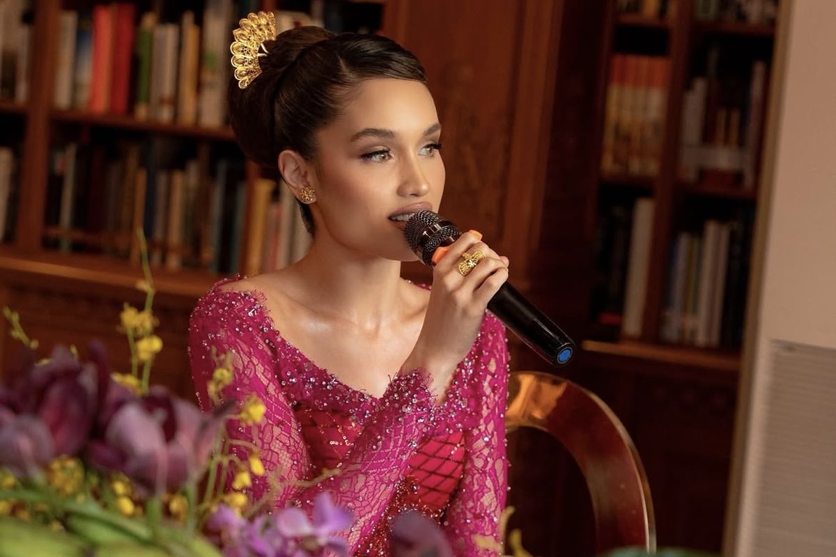 Penampilan anggun Cinta Laura dalam peringatan Hari Kartini.