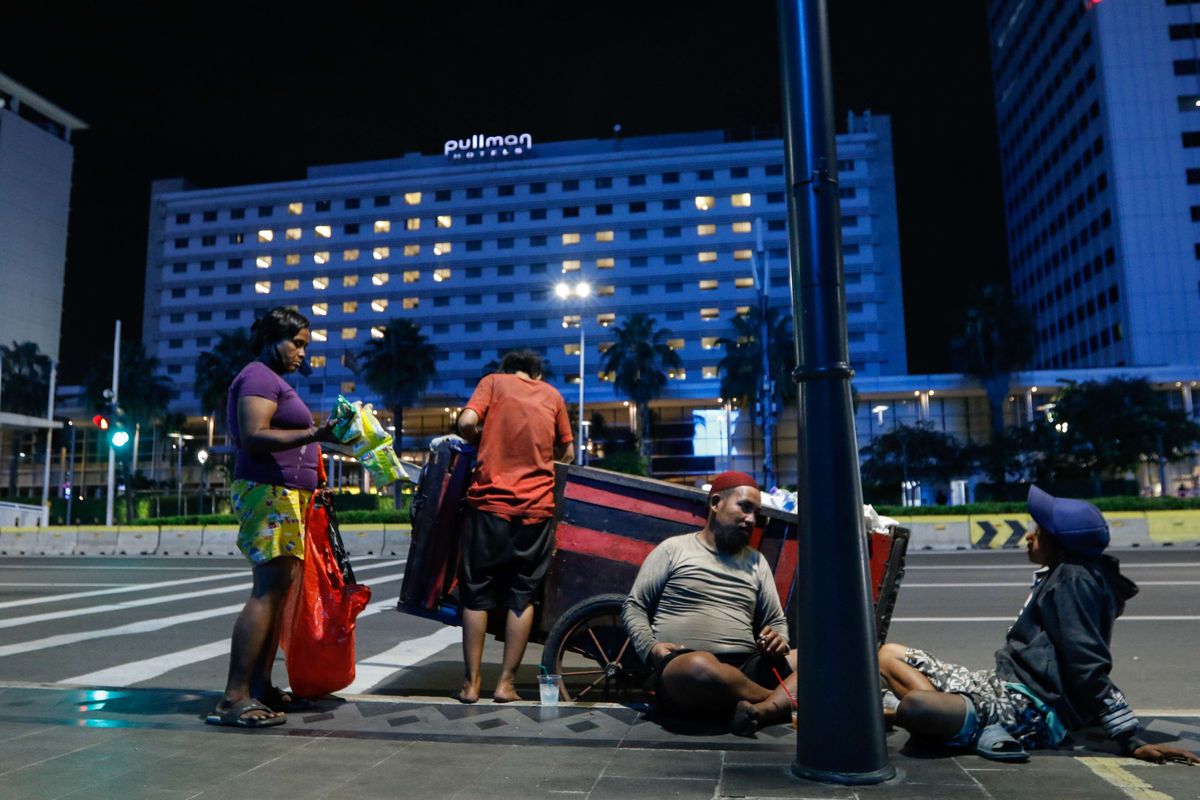 Tukang rongsokan tengah istirahat di kawasan Jalan MH Thamrin, Jakarta, Senin (22/4/2020). Data teranyar Badan Pusat Statistik (BPS) menunjukan, tingkat ketimpangan di Indonesia kembali meningkat. 