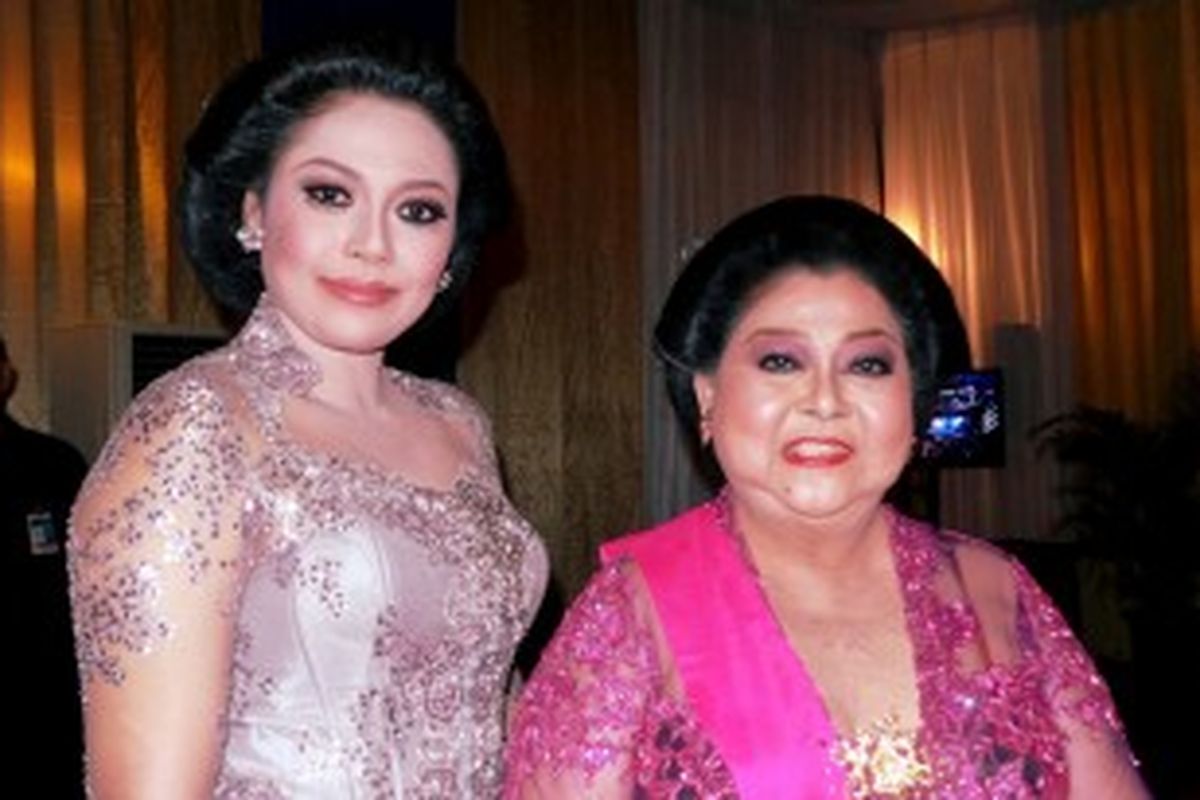 Penyanyi keroncong Indra Utami Tamsir (kiri) bersama legenda keroncong Waljinah berfoto bersama sesudah menerima trofi Anugerah Musik Indonesia (AMI) Awards 2013 di Studio 8 RCTI, Kebon Jeruk, Jakarta Barat, Selasa (2/7/2013) malam.