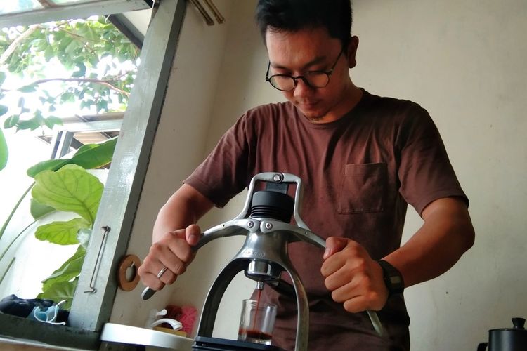 Rahmat Kurnia, salah satu founder Smntara Coffee saat menyeduh kopi susu kambing pesanan pelanggan, Selasa (21/9/2021).