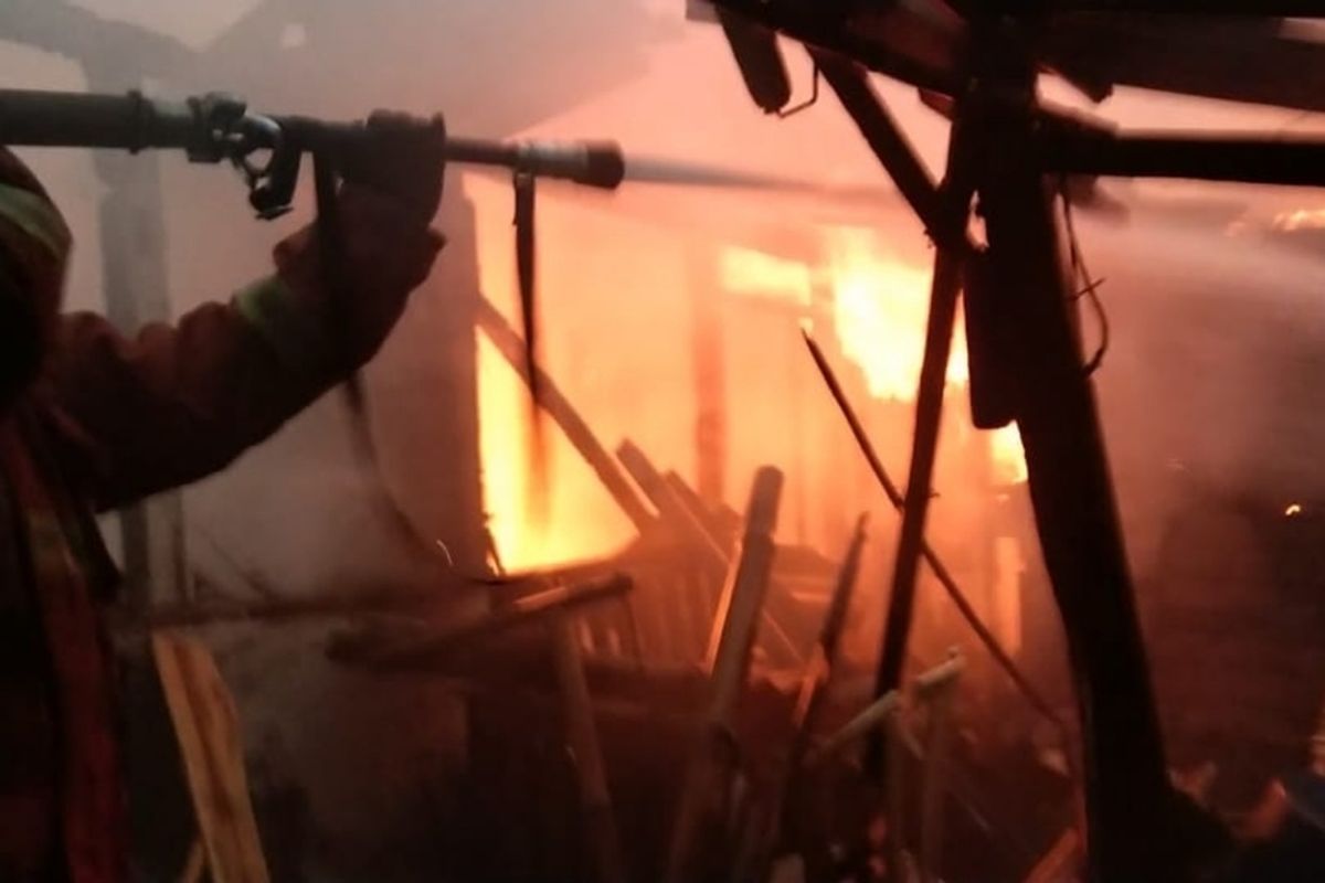 Sebuah rumah tinggal terbakar di Komplek Bilymoon, Jalan H Abdullah, RT 09, RW 07, Kelurahan Pondok Kelapa, Kecamatan Duren Sawit, Jakarta Timur, Rabu (2/10/2019).