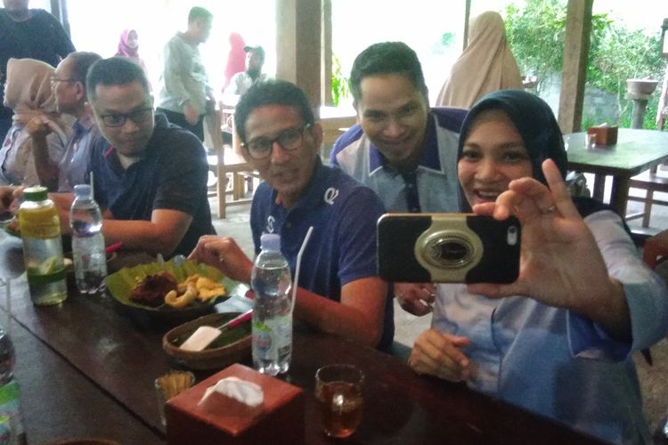 Calon Wakil Presiden Nomor Urut 02  Sandiaga Salahuddin Uno diapit Hanafi Rais,Hanum Salsabiela Rais, dan Ahmad Mumtaz Rais saat Makan siang di Sebuah Restoran di Kecamatan Patuk, Gunungkidul Jumat (5/4/2019)