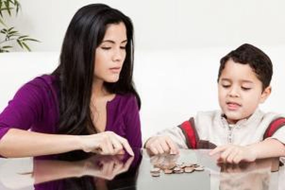 Ajarkan anak untuk mengelola uang miliknya, bahwa uang tidak harus dibelanjakan semuanya tetapi juga untuk ditabung.