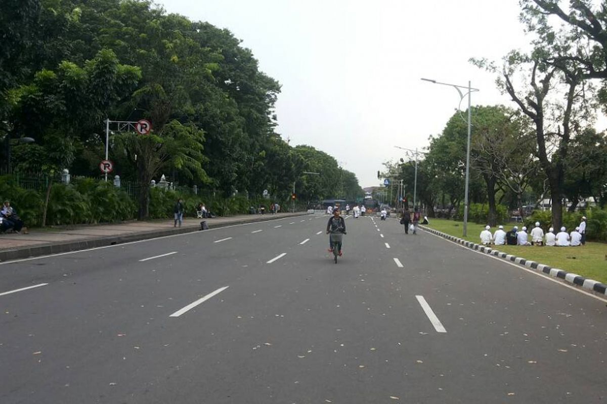 Situasi di Jalan Medan Merdeka Utara, Jakarta Pusat tak lama setelah berakhirnya aksi unjuk rasa massa yang menuntut hukuman maksimal untuk terdakwa kasus dugaan penodaan agama Basuki Ahok Tjahaja Purnama pada Jumat (5/5/2017) sore. Massa aksi yang dikenal dengan nama aksi 55 itu terpantau mulai membubarkan diri sekitar pukul 15.15.