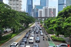 Menjelang Libur Natal dan Tahun Baru, Jalan Sudirman Masih Ramai Lancar