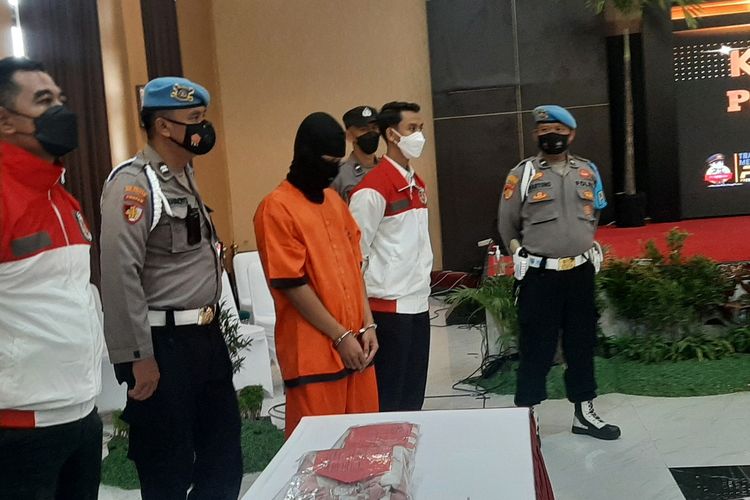 Tersangka FAS (27) saat dihadirkan dalam jumpa pers di Mapolda DIY.