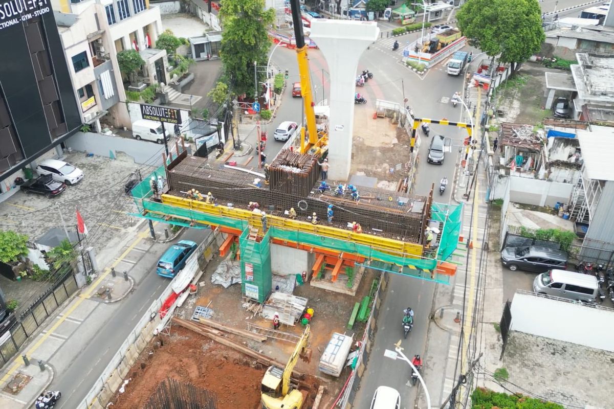 Progres pembanguna LRT Fase 1B rute Velodrome-Manggarai, Jumat (13/2/2025).