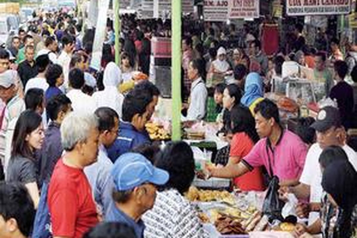 Warga memadati areal bazar Ramadhan yang menyediakan aneka makanan untuk berbuka puasa ataupun sahur di depan Pasar Bendungan Hilir, Jakarta, Kamis (4/8).
