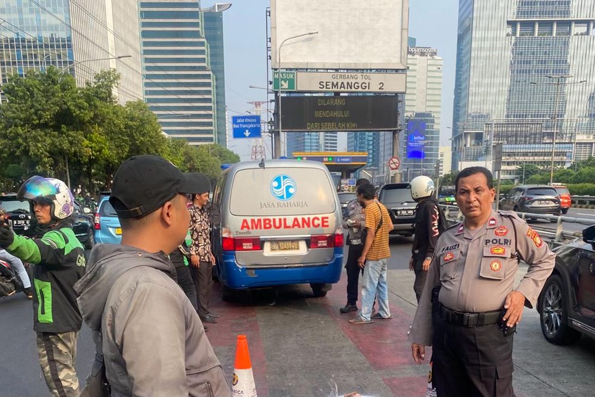 Kecelakaan maut antara truk vs pemotor di Jalan Gatot Subroto, Jakarta Selatan, Jumat (25/8/2023).