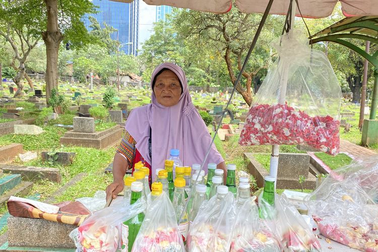 Dua Dekade Jual Bunga, Nenek Marsini Menanti Peziarah Saat Lebaran