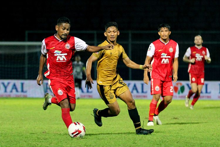 Pemain Persija Jakarta Ramdani Lestaluhu (kiri) dikawal ketat pemain Bhayangkara Solo FC TM Ichsan (tengah) saat laga ketiga babak penyisihan Piala Menpora 2021 yang berakhi dengan skor 2-1 di Stadion Kanjuruhan Kabupaten Malang, Jawa timur, Rabu (31/03/2021) malam.