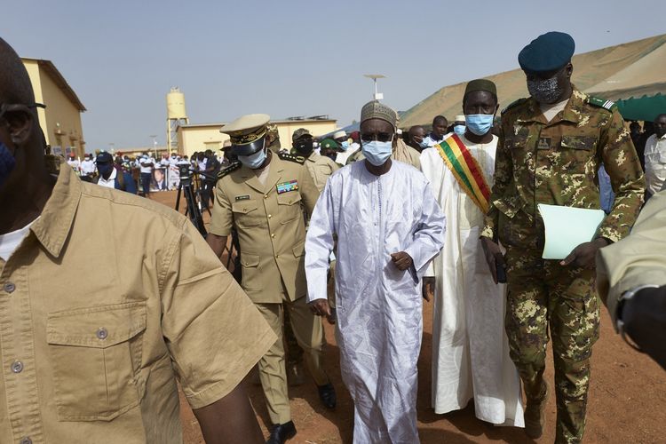 Foto 20 Maret 2021 ini menunjukkan Perdana Menteri Mali Mokhtar Owane dan delegasinya menghadiri pembukaan kapal sungai baru di Gona, Mali tengah.  Presiden sementara dan perdana menteri Mali mengundurkan diri pada Rabu (26/5/2021), dua hari setelah militer menahan mereka di plot kedua Mali dalam sembilan bulan.