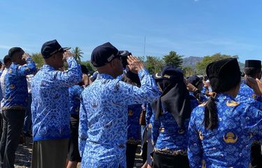 Beberapa ASN, TNI/Polri, Satpol PP hingga siswa SD-SMA mengikuti upacara hari kemerdekaan di pesisir Pantai Motaain, Belu, Nusa Tenggara Timur, Kamis (17/8/2023). 