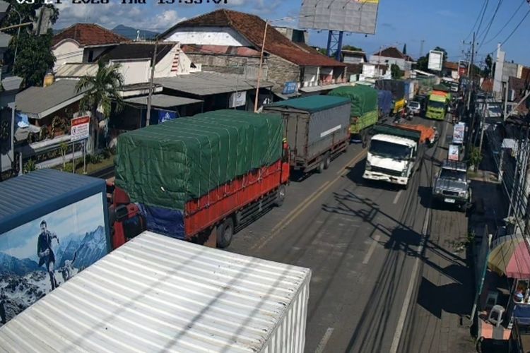 Kapal Gagal Sandar, Pelabuhan Ketapang Macet Panjang 