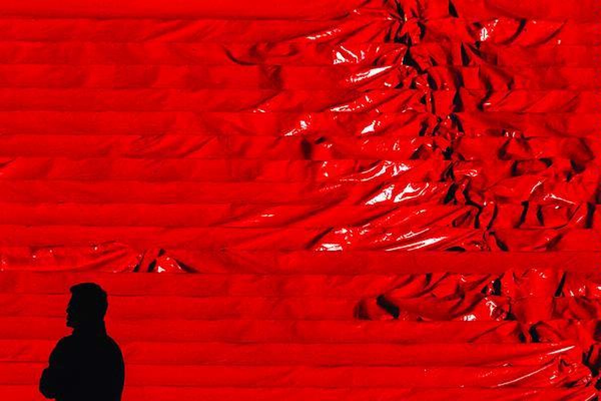 Pelatih Inggris Fabio Capello memerhatikan pemainnya berlatih dalam persiapan laga penyisihan Piala Eropa 2012 di Stadion Wembley, London, Senin (11/10). Inggris akan melawan Montenegro, Selasa (12/10).