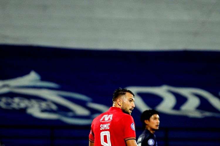 Pemain Persija Jakarta Marko Simic saat pertandingan pekan 23 Liga 1 2021-2022 melawan Arema FC yang berakhir dengan skor 1-1 di Stadion Kapten I Wayan Dipta Gianyar, Sabtu (5/2/2022) malam.