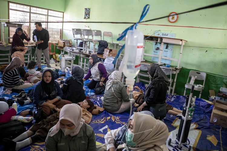 Siswa yang diduga keracunan hidangan makan bergizi gratis (MBG) menjalani perawatan medis di ruang kelas SMPN 1 Cisarua, Cisarua, Kabupaten Bandung Barat, Jawa Barat, Selasa (14/10/2025).