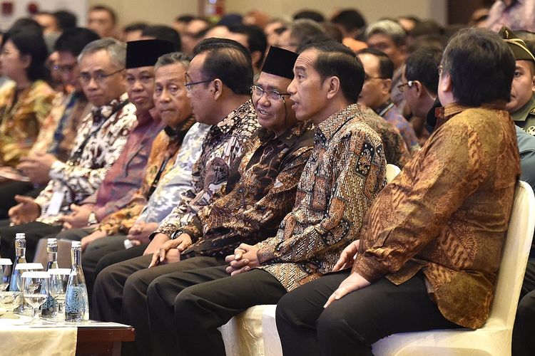 Presiden Joko Widodo (kedua kanan) didampingi Ketua KPK Agus Rahardjo (ketiga kanan), Menteri Perencanaan Pembangunan Nasional/Badan Perencanaan Pembangunan Nasional (PPN/Bappenas) Bambang Brodjonegoro (kanan), dan Mensesneg Pratikno (keempat kanan) menghadiri Pembukaan Konferensi Nasional Pemberantasan Korupsi ke-12, sekaligus Peringatan Hari Anti Korupsi Sedunia Tahun 2017 serta Peluncuran Aplikasi e-LHKPN, di Jakarta,  Senin (11/12). Dalam kesempatan tersebut presiden memerintahkan pembenahan sistem pemerintahan, pelayanan dan administrasi serta peningkatan kesadaran masyarakat untuk ikut mencegah dan memberantas korupsi.