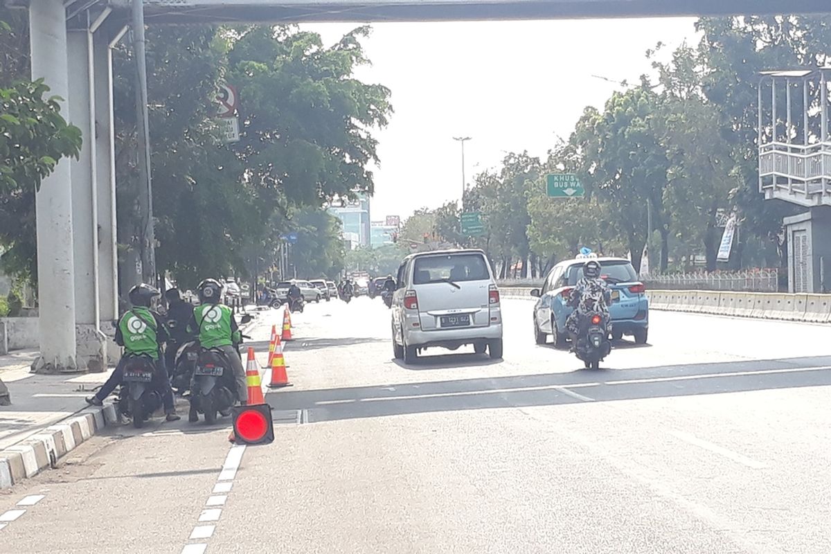Tampak sepeda motor terparkir di jalur khusus lintasan sepeda di Jalan Pemuda, Jakarta Timur, Jumat (27/9/2019).