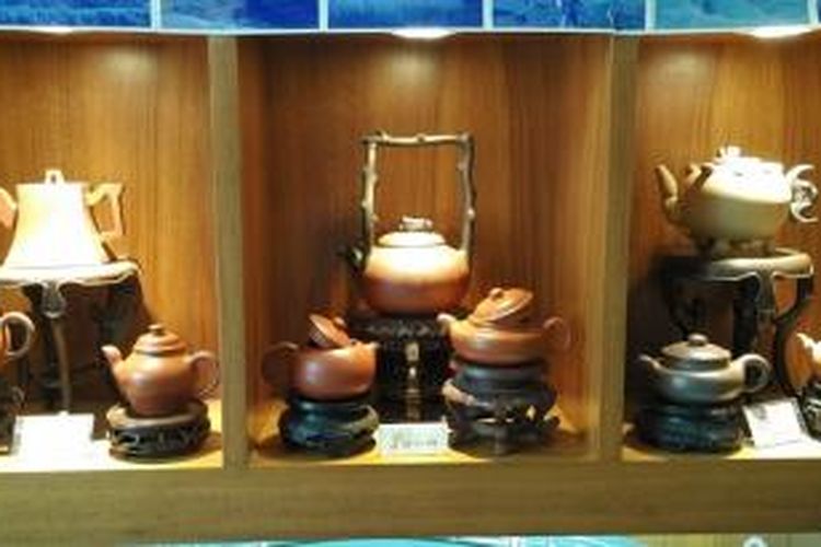 Teko pembuat teh, salah satu souvenir yang bisa didapatkan di kawasan Insadong, Seoul.