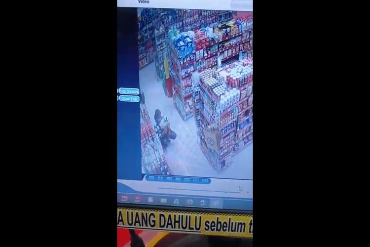TANGKAPAN LAYAR—Inilah tangkapan layar aksi pencurian minyak goreng yang dilakoni seorang ibu rumah tangga di sebuah toko modern Alfamart di Kelurahan Bangunsari, Kecamatan Mejayan, Kabupaten Madiun, Selasa (22/3/2022).