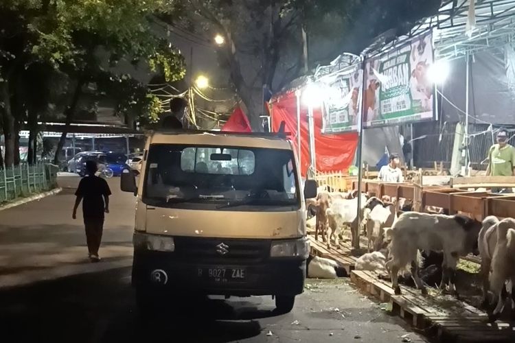 Pramono Larang Jual Hewan Kurban di Trotoar dan Taman Jakarta