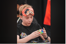 Mata Ditutup Selesaikan Balok Rubik, Bocah 14 Tahun Cetak Rekor Dunia