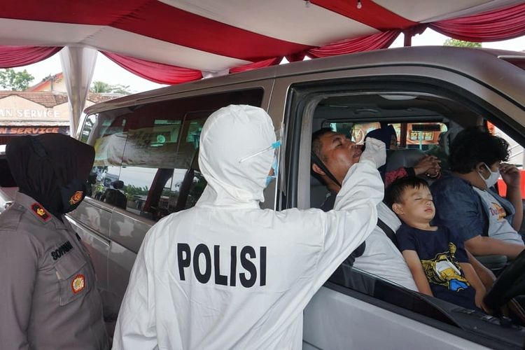 Polres Purbalingga membuka layanan tanpa turun (lantatur) atau drive thru rapid tes antigen gratis di tugu perbatasan Kabupaten Purbalingga, Jawa Tengah, Rabu (19/5/2021).