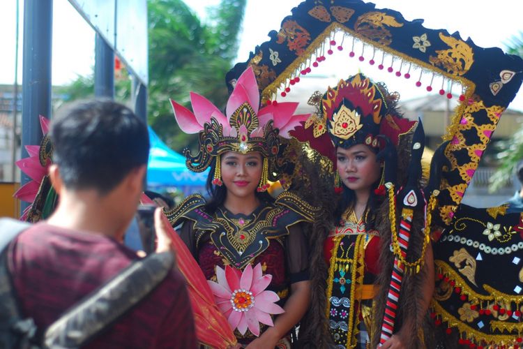 Para peserta menggunakan kostum unik dalam acara Bogor Carnival Run 2018 yang diselenggarakan untuk merayakan ulang tahun ke-12 salah satu pusat perbelanjaan di Bogor, Minggu (25/3/2018).