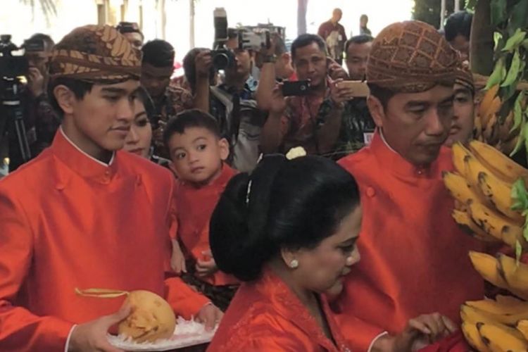 Cucu Presiden Joko Widodo, Jan Ethes Sri Narendra tampak tenang mengikuti prosesi beleketepe di kediaman Jokowi, Jalan Kutai Utara, Sumber, Banjarsari, Solo, Selasa (7/11/2017).