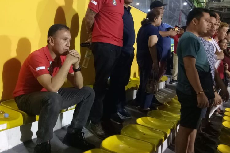  Ketua Umum PSSI, Mochamad Iriawan, terlihat terpukul seusai timnas Indonesia kalah dari Vietnam dengan skor 1-2, Minggu (1/12/2019). 