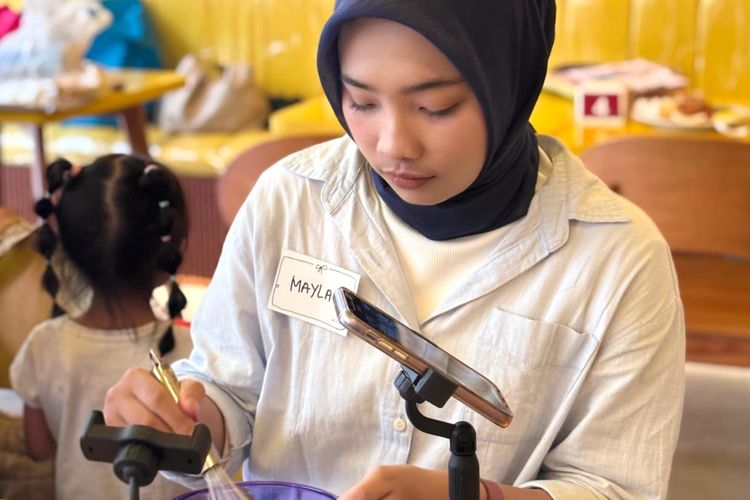 Mayla Faiza (20) pengusaha brownis yang kebanjiran orderan menjelang hari Valentine 2025