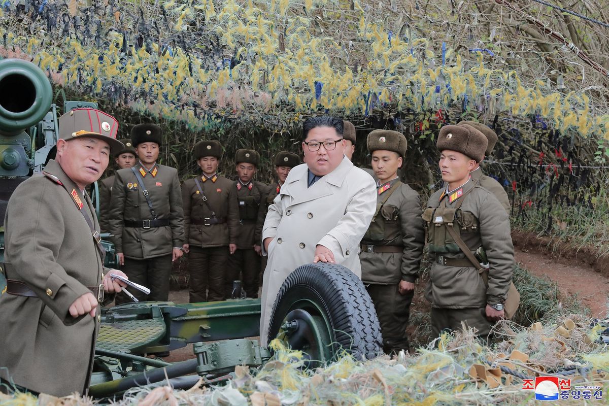 Pemimpin Korea Utara Kim Jong Un mengunjungi Pos Pertahanan Changrindo di front barat, dalam gambar tak bertanggal yang dirilis oleh KCNA pada 25 November 2019.